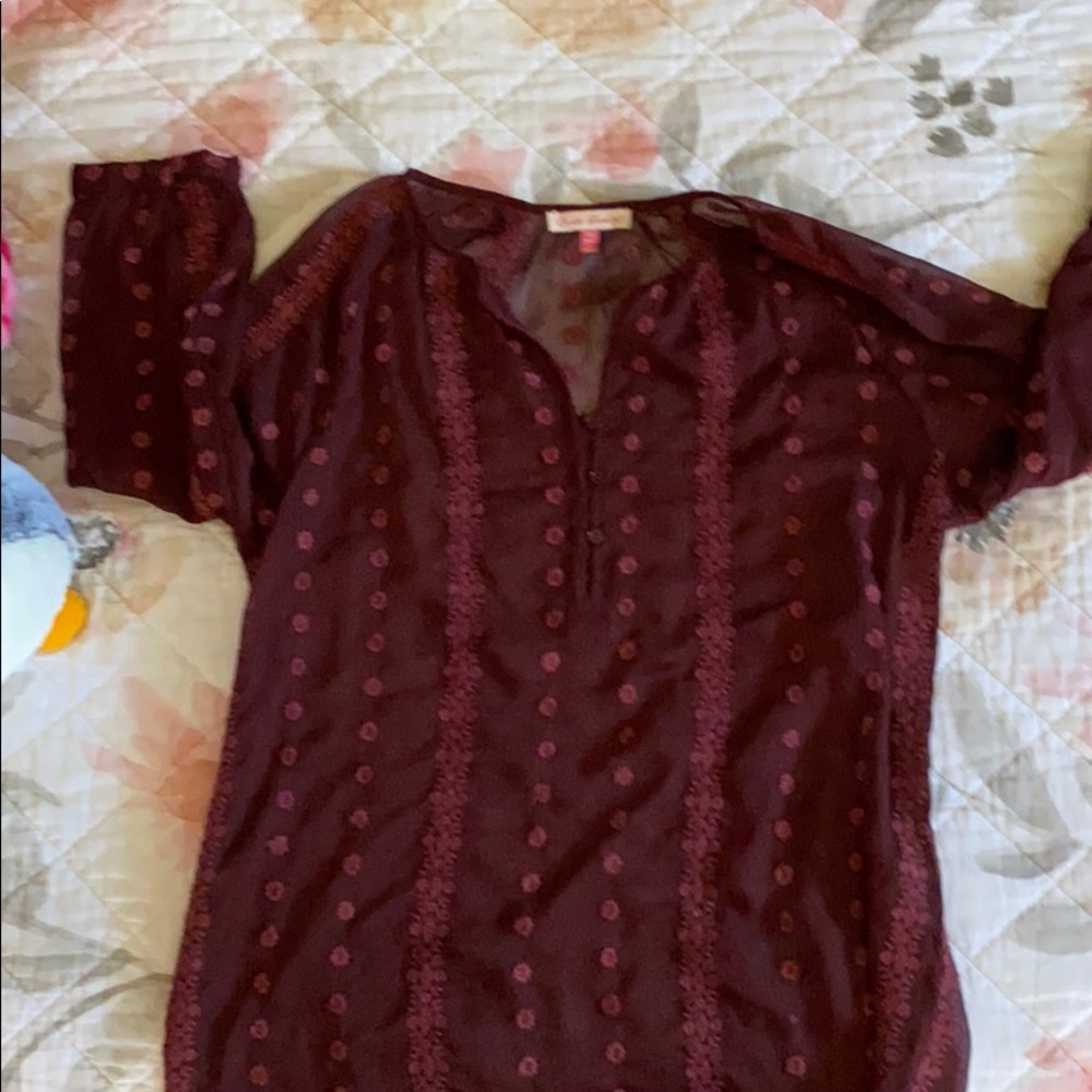 Maroon colored 3 quarter length tshirt.